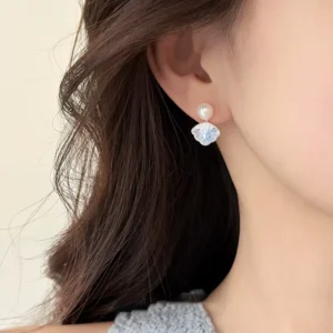 RENSINO Exquisite Silver Needle Zircon Crystal Shell Stud Earrings for Women Simple Fashionable Unique Design High End Sophistication