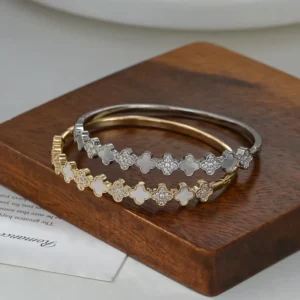RENSINO Exquisite Versatile Clover Bangle with Unique Design Elegant High Grade Hand Jewelry