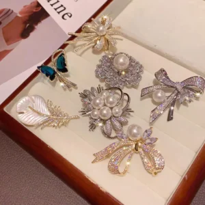 RENSINO New Luxurious Elegant Alloy Women’s Brooch with Exquisite Sparkling Diamonds Pearls Niche High-End Design Pin Stylish Accessory