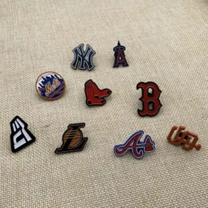 RENSINO Promotional Metal Pin Crafts With Backing Card Packaged Custom Design Metal Enamel Lapel Pin Badge